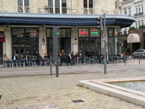  terrasse de café avec consommateurs